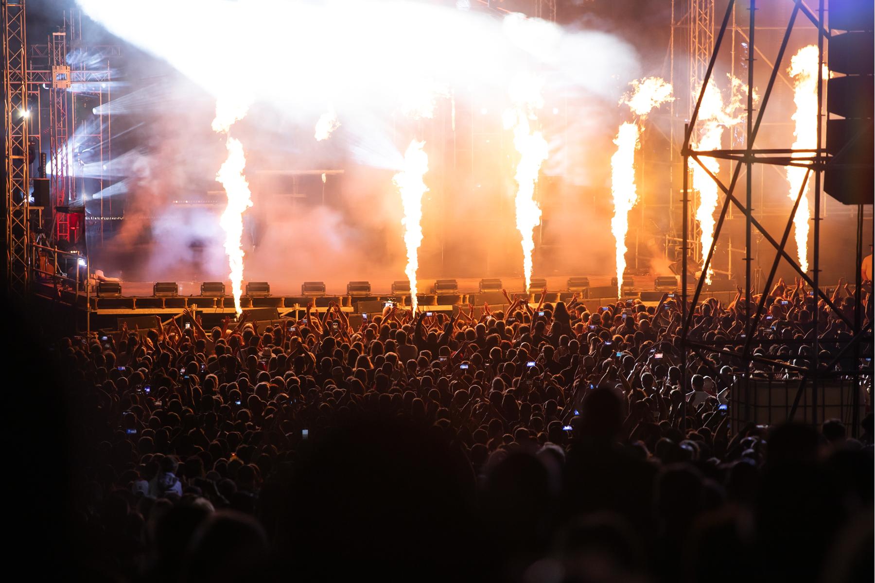 Generisches Bild einr Bühne bei einem Rockkonzert - FLammen die in die Luft schlagen