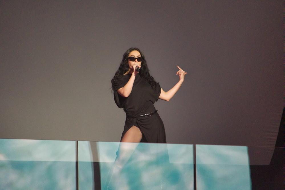 Charli xcx Tickets + Travel – Live Concert Live concert with light show and crowd – Charli xcx Tickets + Travel