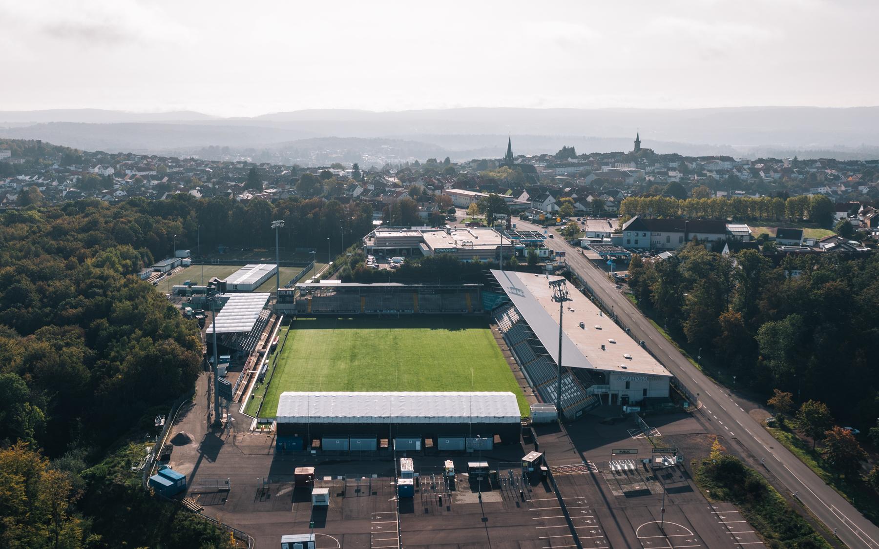 SV Elversberg Tickets + Travel – das Stadion an der Kaiserlinde Luftaufnahme des Stadions an der Kaiserlinde, Heimstadion der SV Elversberg im Saarland