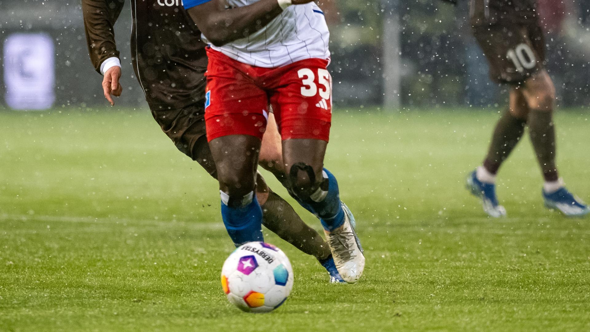 Hamburger SV Tickets + Travel – Stadtderby gegen den FC St. Pauli Ein Spieler des Hamburger SV am Ball im Zweikampf mit einem Spieler des FC St. Pauli im Hamburger Stadtderby