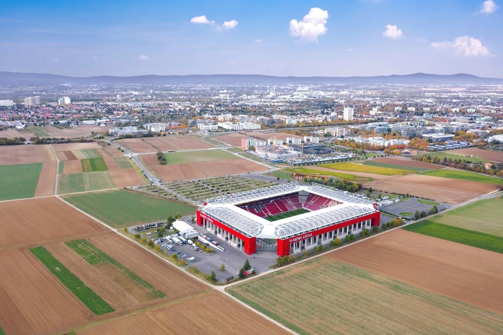 Mainz 05 Tickets + Travel – die MEWA ARENA aus der Luft Luftaufnahme der MEWA ARENA, Heimstadion des 1. FSV Mainz 05, bei Sonnenuntergang