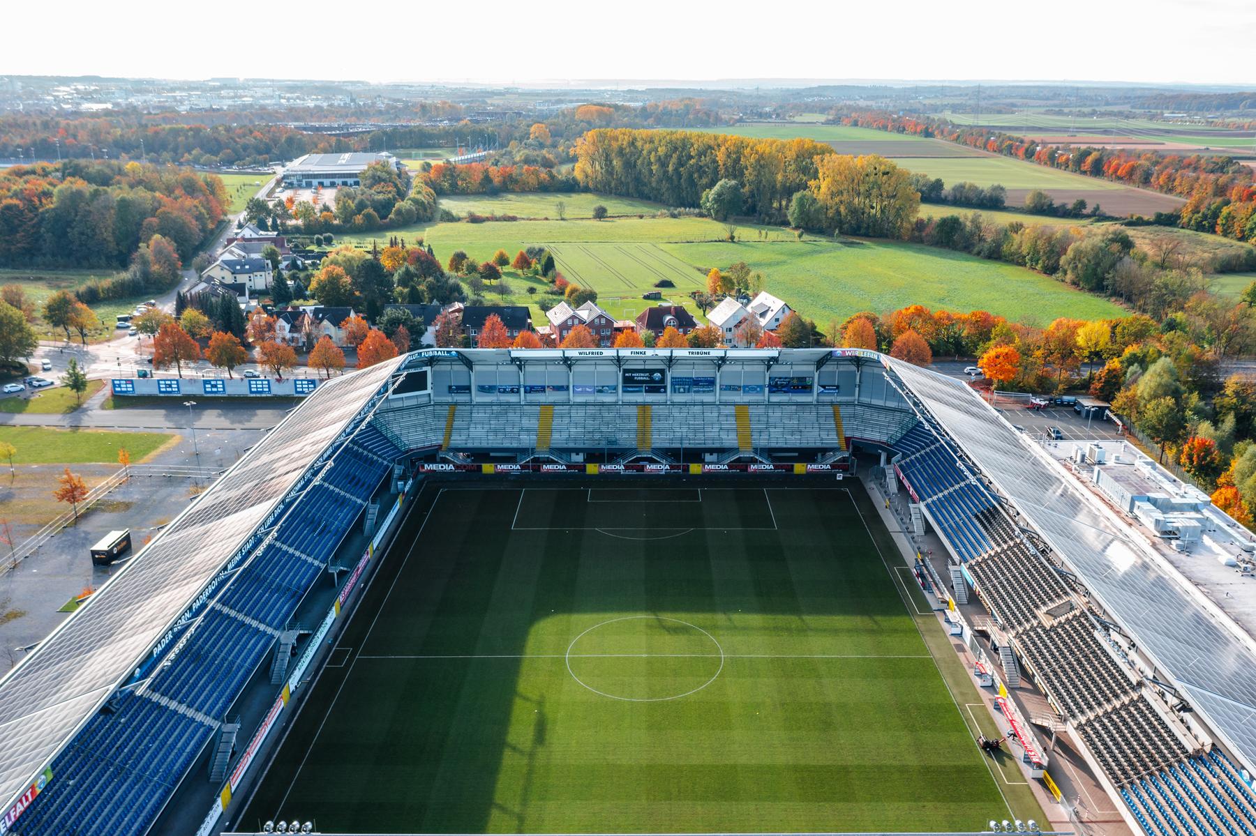 SC Paderborn Tickets + Travel – das Stadion aus der Luft Luftaufnahme des Stadions des SC Paderborn 07 mit Blick auf das Spielfeld