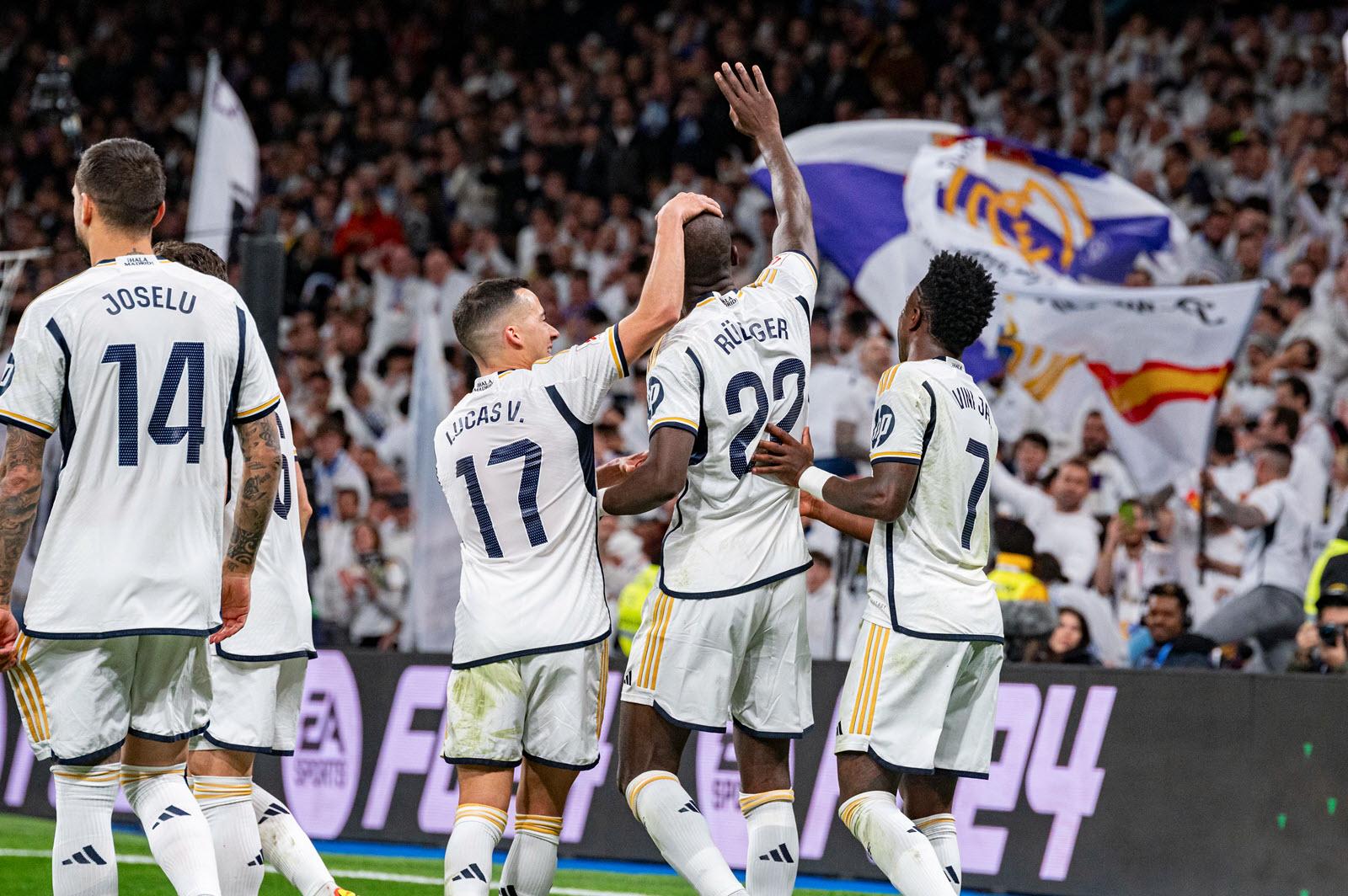 Real Madrid Tickets + Travel – Torjubel im Santiago Bernabéu Spieler von Real Madrid, darunter Joselu und Antonio Rüdiger, bejubeln ein Tor vor den Fans im Santiago Bernabéu