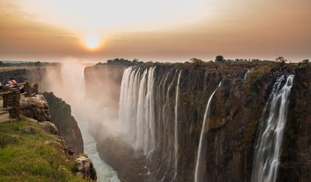 Victoria Falls – Mist and Thunder