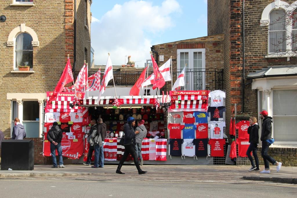 Arsenal Fanartikel Stand shutterstock 625796048