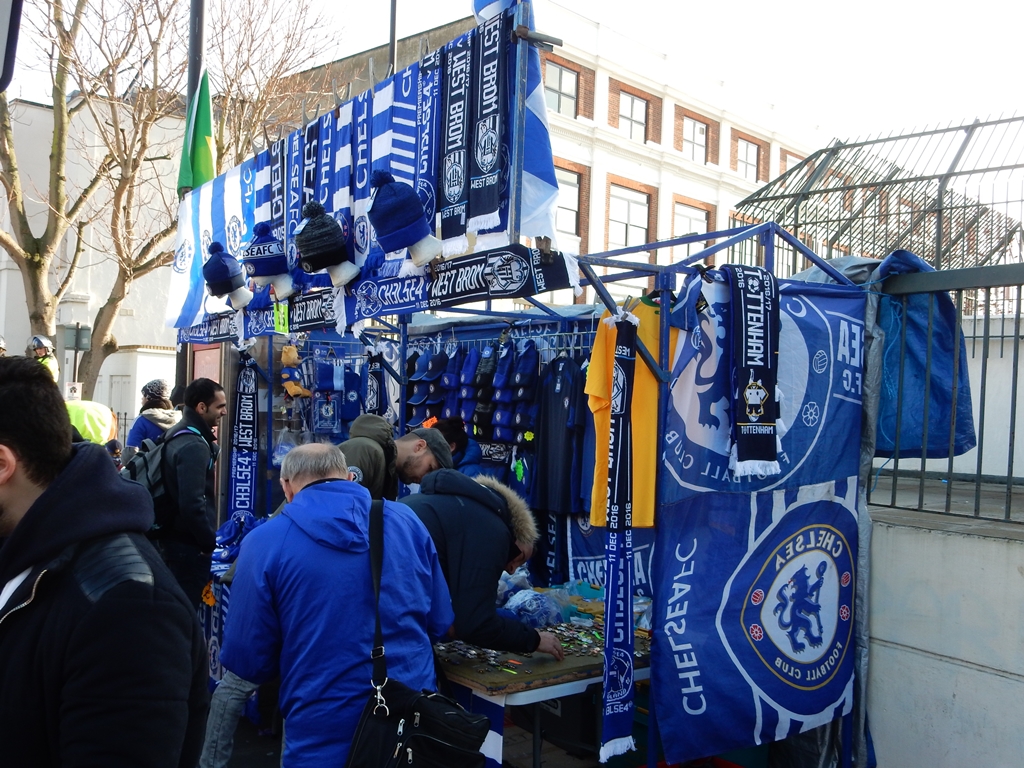 Chelsea Fanartikel Stand auf der Fulham Road vor der Stamford Bridge