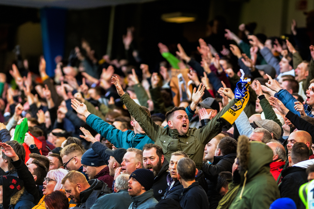 Chelsea Fans an der Stamford Bridge shutterstock 1335457985