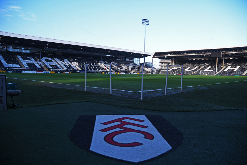 Blick ins Craven Cottage Stadion shutterstock 1482475508