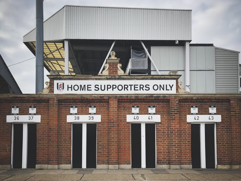 Eingang fuer die Fulham Fans shutterstock 1391522894
