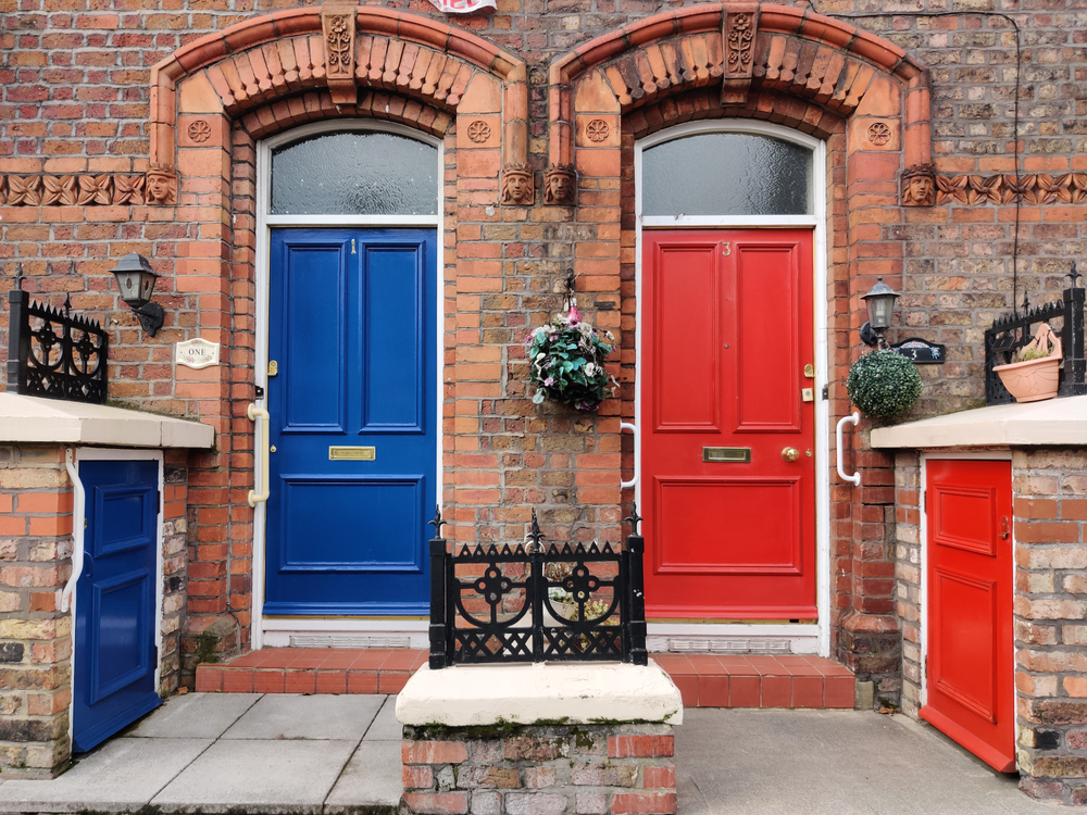 Balue und rote Tuer in Liverpool fuer Everton und LFC