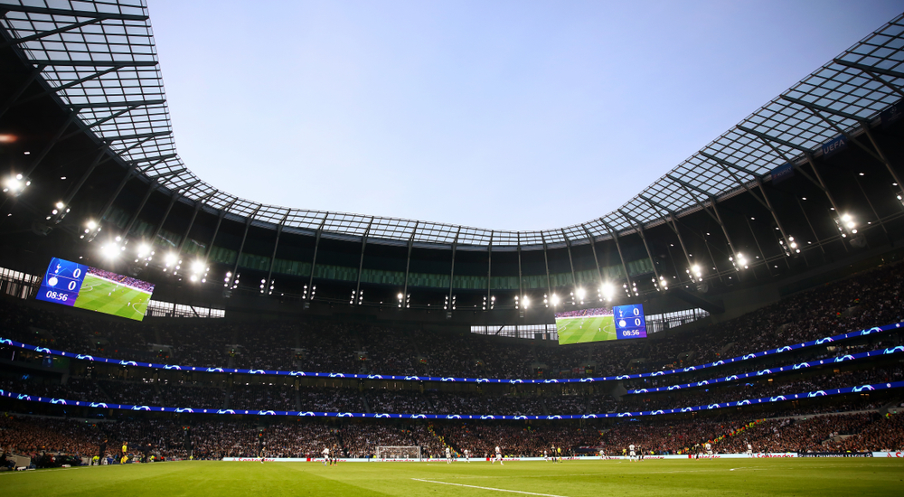 Blick ins beeindruckende Tottenham Hotspur Stadiumshutterstock 1387650500