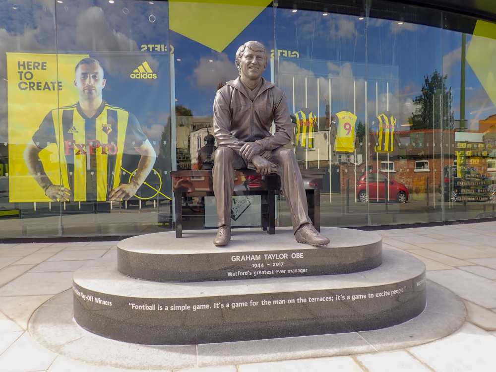 Graham Taylor Statue vor dem Stadion