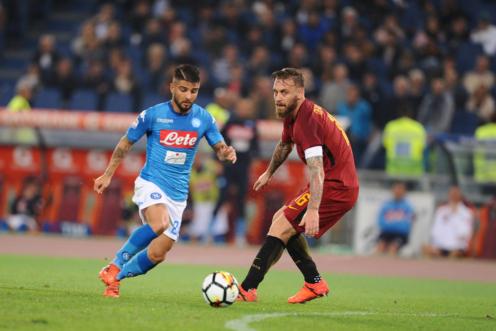 Insigne von Neapel und de Rossi von AS Rom im Derby del Sole
