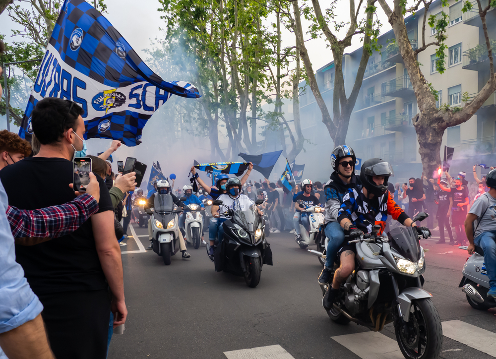 Atallanta Bergmao Fans feiern in der Innenstadt
