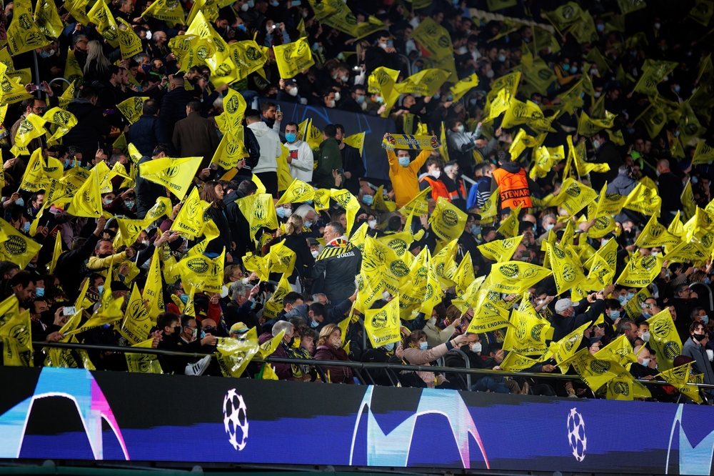 Villarreal Fans im Estadio de la Cerámica bei einem Champions League Spiel